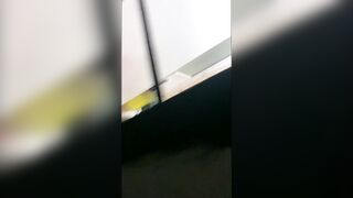 企業保安偷窺剛下班的嫩妹宿舍洗澡