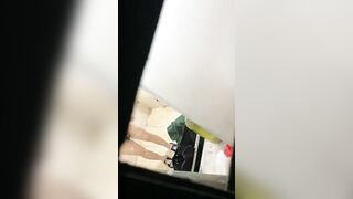 企業保安偷窺剛下班的嫩妹宿舍洗澡