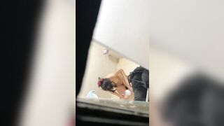 企業保安偷窺剛下班的嫩妹宿舍洗澡