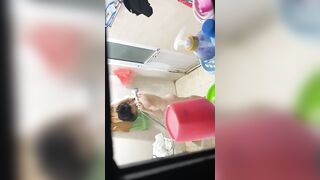 企業保安偷窺剛下班的嫩妹宿舍洗澡