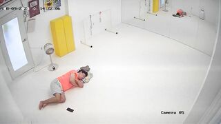攝影機監控偷拍 瑜伽健身館教練和員工偷情做愛捂住嘴巴不敢叫