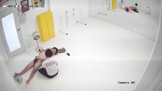 攝影機監控偷拍 瑜伽健身館教練和員工偷情做愛捂住嘴巴不敢叫