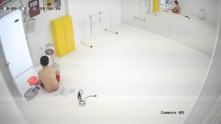 攝影機監控偷拍 瑜伽健身館教練和員工偷情做愛捂住嘴巴不敢叫