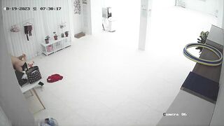 攝影機監控偷拍 瑜伽健身館教練和員工偷情做愛捂住嘴巴不敢叫