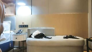 壹屌探花 約了個苗條長腿女孩啪啪 後入撞擊上位騎坐 單腿站立猛抽插