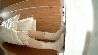 商場女廁全景偷拍 多位漂亮小姐姐的各種極品小鮑魚-22