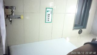 商場女廁全景偷拍多位美女尿尿 女神級的小姐姐人美B嫩 4