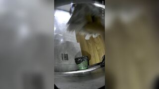 酒吧女廁小手電筒補光偷拍多位美女 肥美的小黑鮑-1