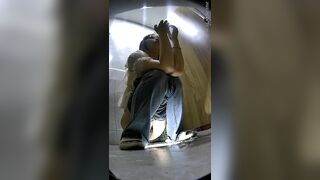 酒吧女廁小手電筒補光偷拍多位美女 肥美的小黑鮑-1