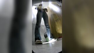 酒吧女廁小手電筒補光偷拍多位美女 肥美的小黑鮑-1