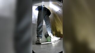 酒吧女廁小手電筒補光偷拍多位美女 肥美的小黑鮑-1