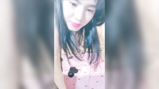 長髮美少婦露出吊鐘大奶直播特寫多角度掰穴自慰