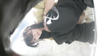 廁拍 無毛靚妹沖BB-05