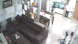 家庭網路攝影機偷拍 老婆在廚房煮飯過程中被慾火渾身的老公扒光抱起一頓操~1