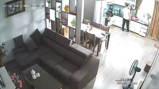 家庭網路攝影機偷拍 老婆在廚房煮飯過程中被慾火渾身的老公扒光抱起一頓操~1
