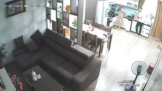 家庭網路攝影機偷拍 老婆在廚房煮飯過程中被慾火渾身的老公扒光抱起一頓操~1