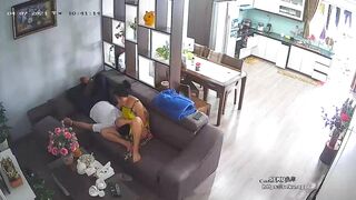 家庭網路攝影機偷拍 老婆在廚房煮飯過程中被慾火渾身的老公扒光抱起一頓操~2