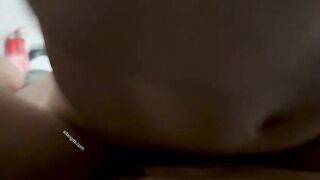 享受性快樂的【女性第一視角】 看大肉棒 瘋狂撞擊自己的小穴 爽的噴水 無套內射-01