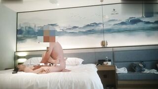 探花大神老王酒店約炮牛仔褲女孩 皮膚白皙逼緊水多 呻吟刺激
