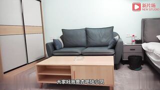 探花陸小鳳週末酒店約炮破洞牛仔褲學妹 動作有點大把女孩操的腿都軟了表情痛苦