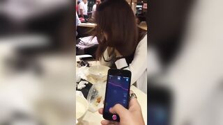 遙控跳蛋 調教小母狗 在大庭廣眾之下小騷貨忍著高潮舒爽默默忍受著不呻吟不敢叫出聲