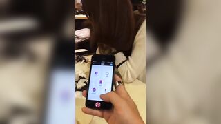 遙控跳蛋 調教小母狗 在大庭廣眾之下小騷貨忍著高潮舒爽默默忍受著不呻吟不敢叫出聲