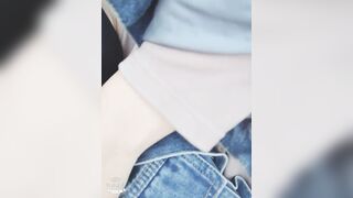 正在做愛她的老公打來電話 她老公還在家做好紅燒肉等她呢 差點被發現我們在偷情